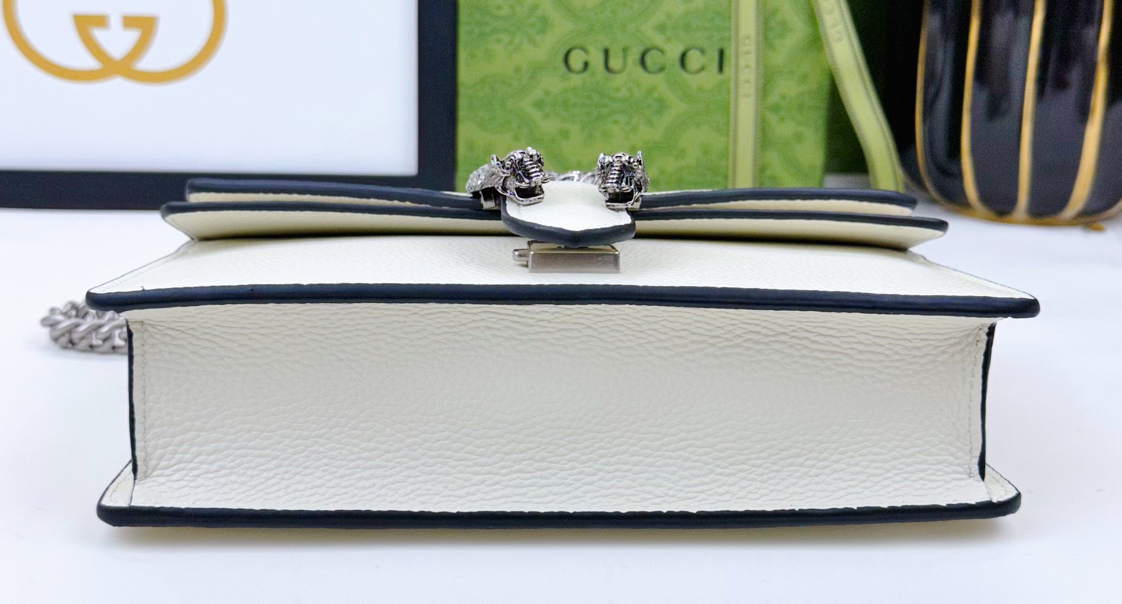 GG Dionysus 中号バッグ - 新しいデザインで軽量化されたエレガントなスタイル