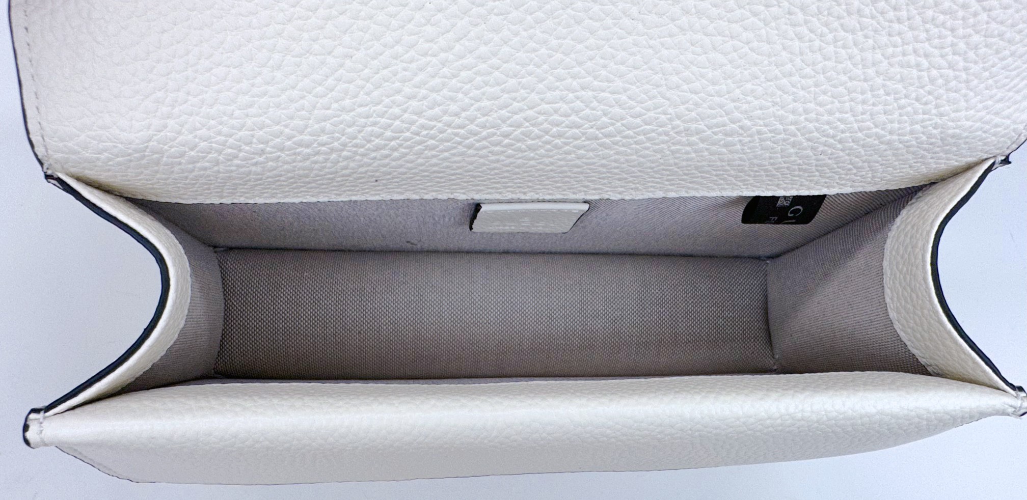 GG Dionysus 中号バッグ - 新しいデザインで軽量化されたエレガントなスタイル