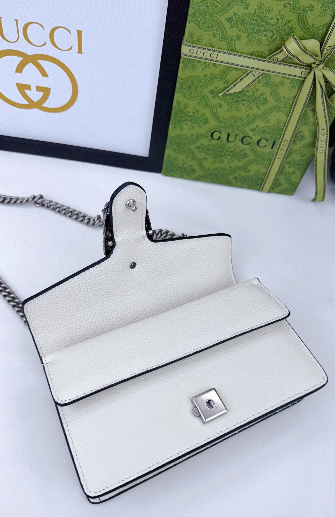 GG Dionysus 中号バッグ - 新しいデザインで軽量化されたエレガントなスタイル