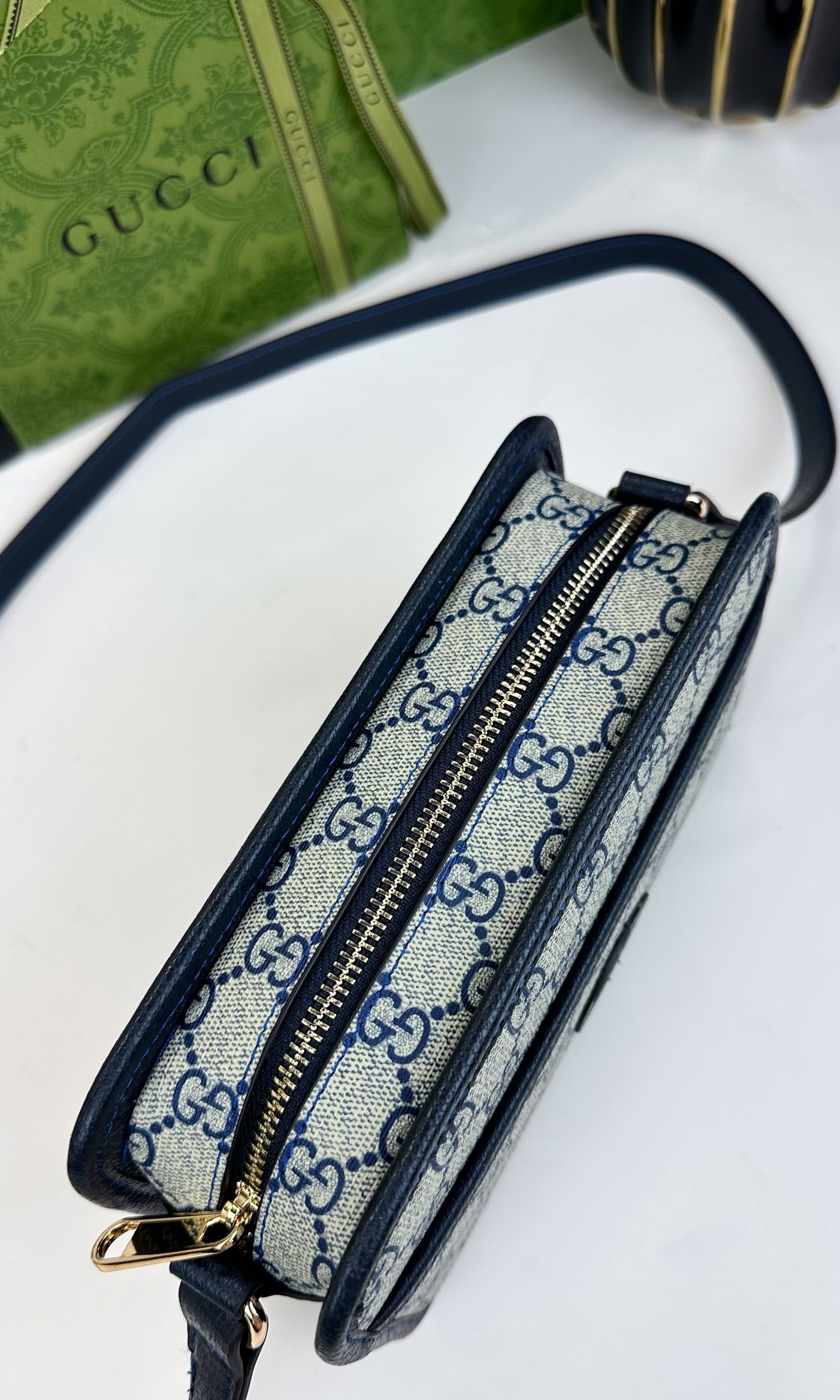 GG Supreme帆布小型肩背包 - 環境に配慮したデザインとクラシックカラー