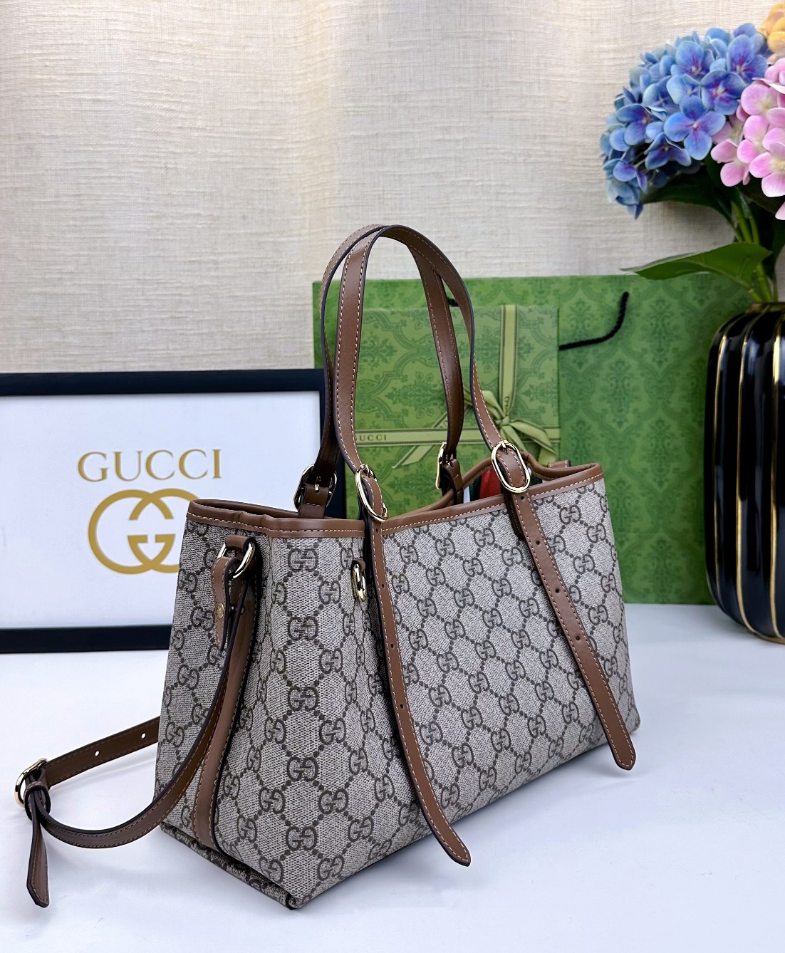  GG这款购物袋GG图案和条纹织带这两种品牌颇有辨识性的元素融合成经典搭配，Ophidia世界的演化之路