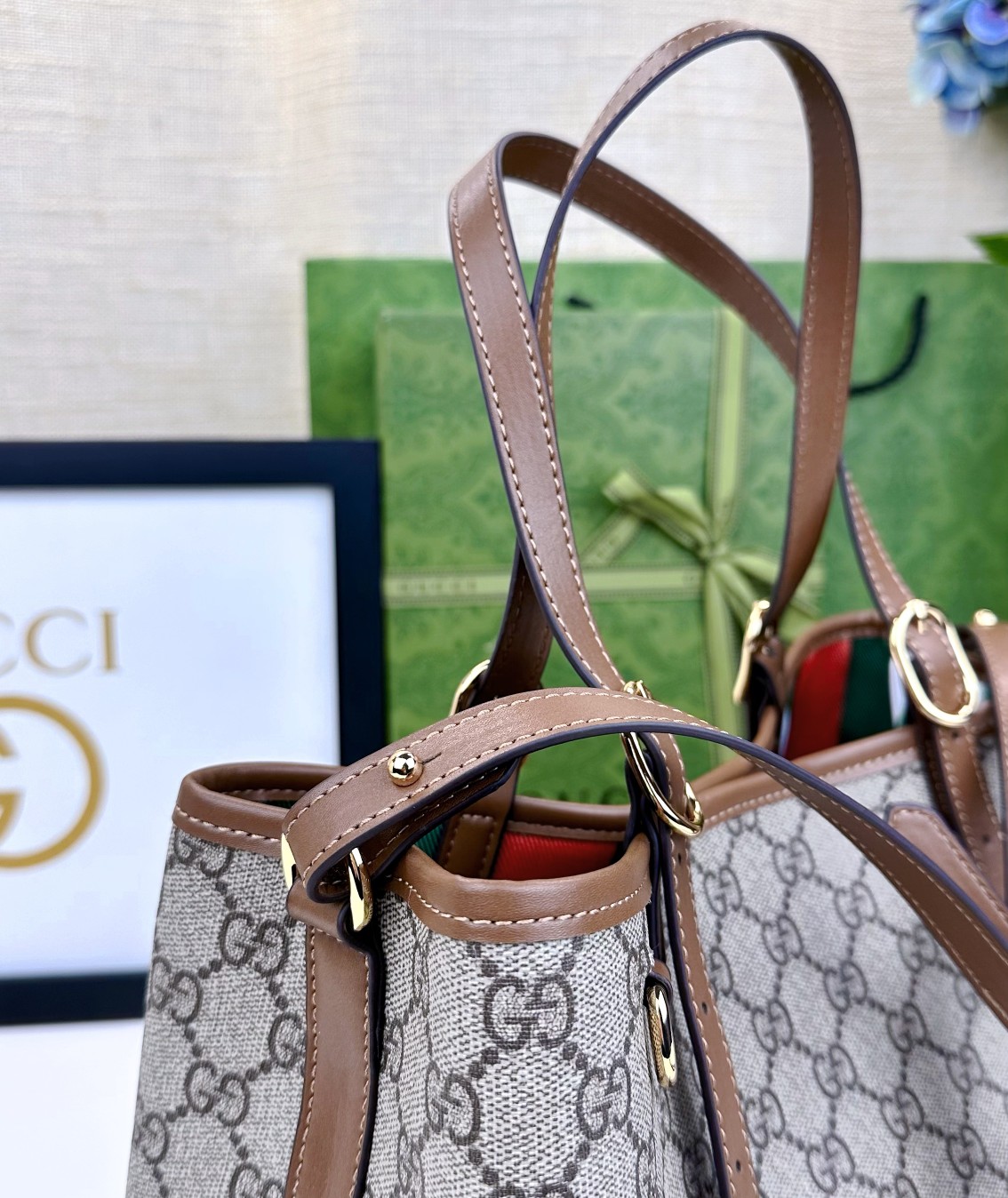  GG这款购物袋GG图案和条纹织带这两种品牌颇有辨识性的元素融合成经典搭配，Ophidia世界的演化之路