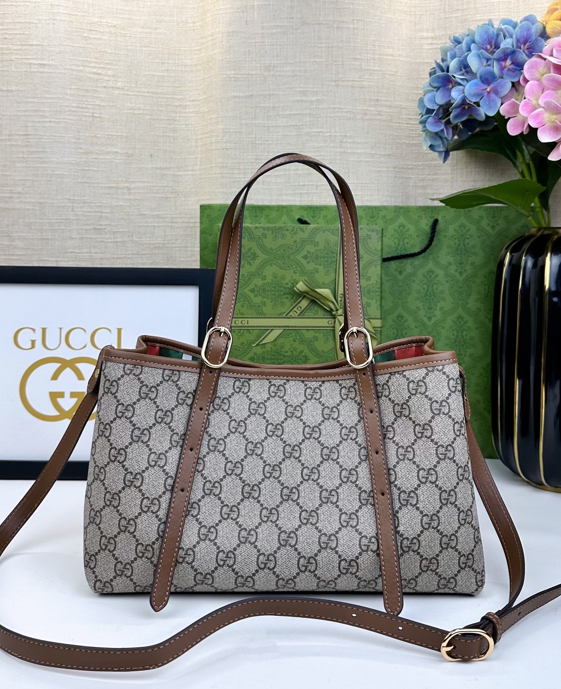  GG这款购物袋GG图案和条纹织带这两种品牌颇有辨识性的元素融合成经典搭配，Ophidia世界的演化之路