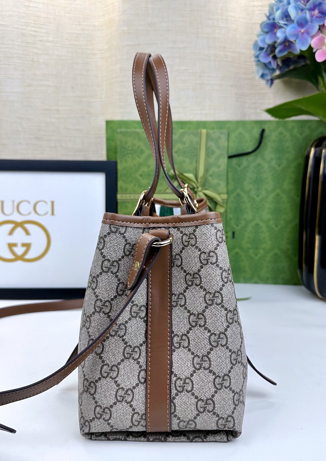  GG这款购物袋GG图案和条纹织带这两种品牌颇有辨识性的元素融合成经典搭配，Ophidia世界的演化之路