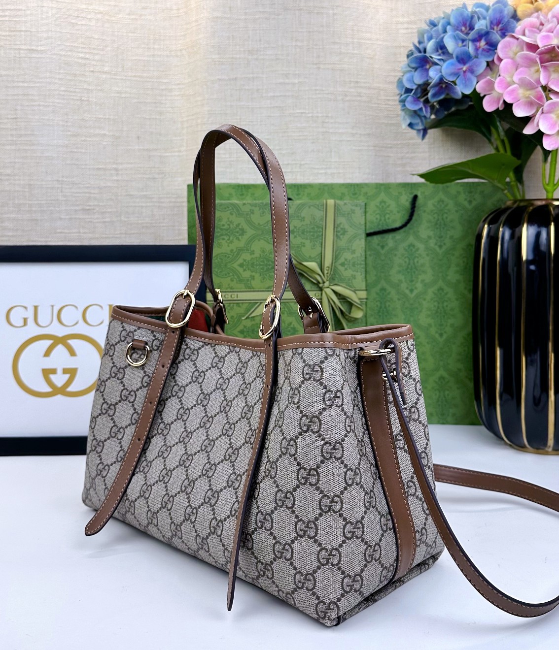 GG这款购物袋GG图案和条纹织带这两种品牌颇有辨识性的元素融合成经典搭配，Ophidia世界的演化之路