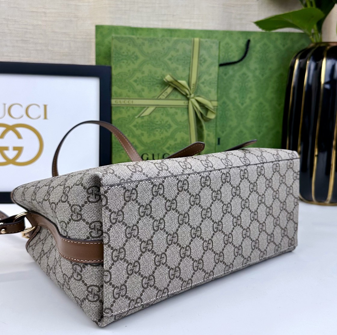  GG这款购物袋GG图案和条纹织带这两种品牌颇有辨识性的元素融合成经典搭配，Ophidia世界的演化之路