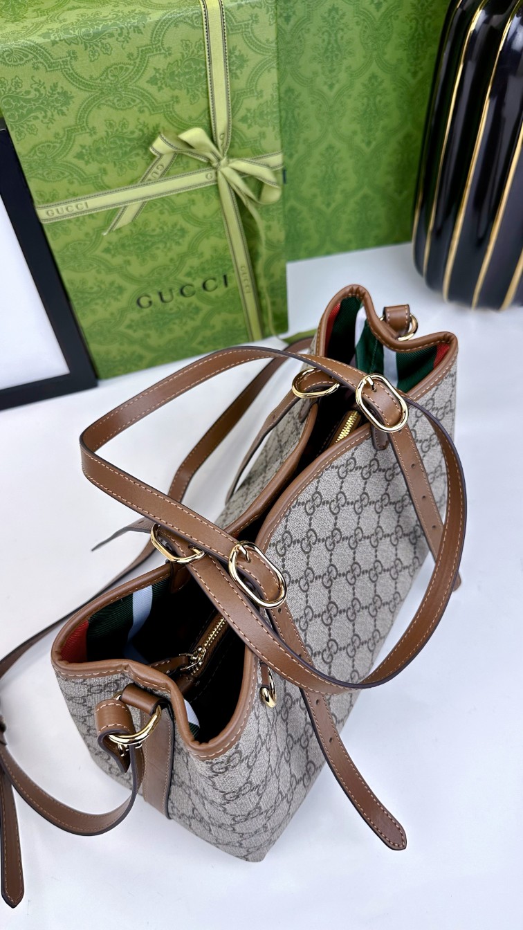  GG这款购物袋GG图案和条纹织带这两种品牌颇有辨识性的元素融合成经典搭配，Ophidia世界的演化之路