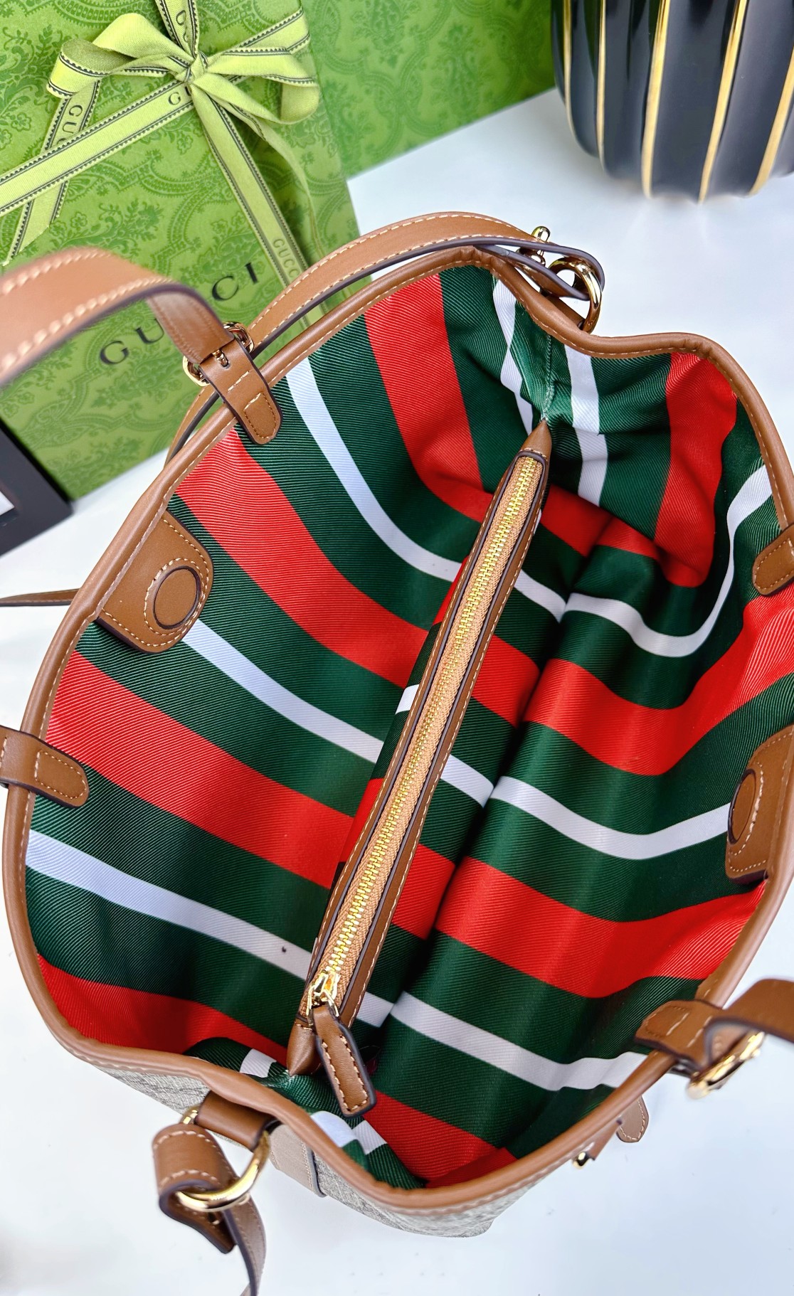  GG这款购物袋GG图案和条纹织带这两种品牌颇有辨识性的元素融合成经典搭配，Ophidia世界的演化之路