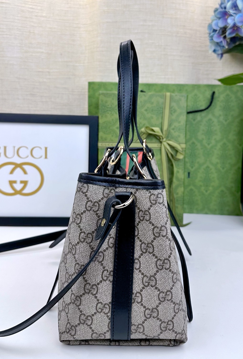 GG这款购物袋GG图案和条纹织带这两种品牌颇有辨识性的元素融合成经典搭配，Ophidia世界的演化之路从