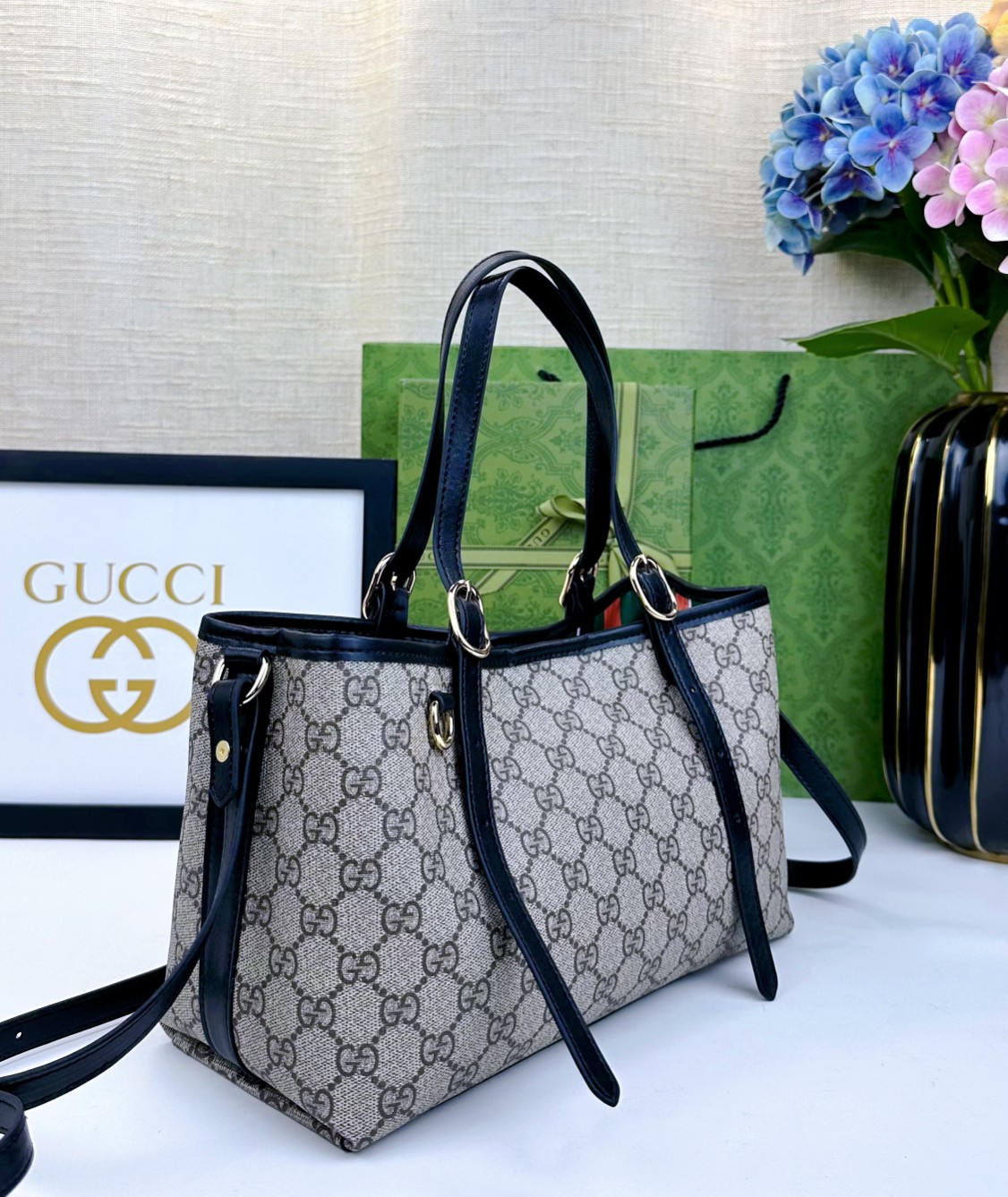 GG这款购物袋GG图案和条纹织带这两种品牌颇有辨识性的元素融合成经典搭配，Ophidia世界的演化之路从