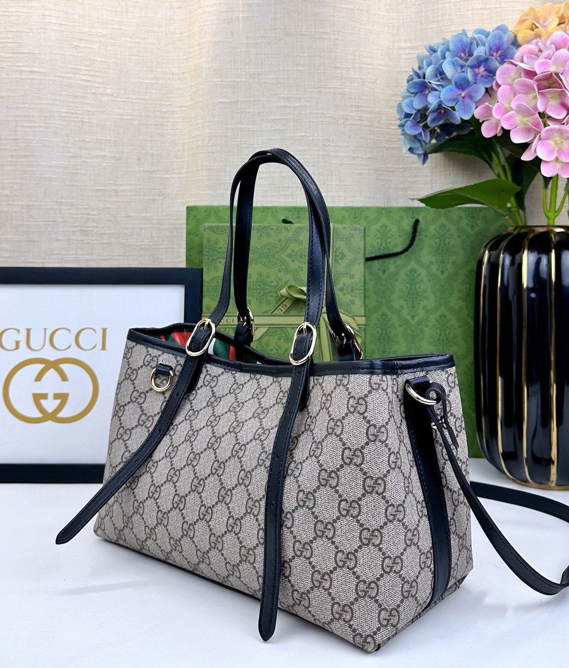 GG这款购物袋GG图案和条纹织带这两种品牌颇有辨识性的元素融合成经典搭配，Ophidia世界的演化之路从