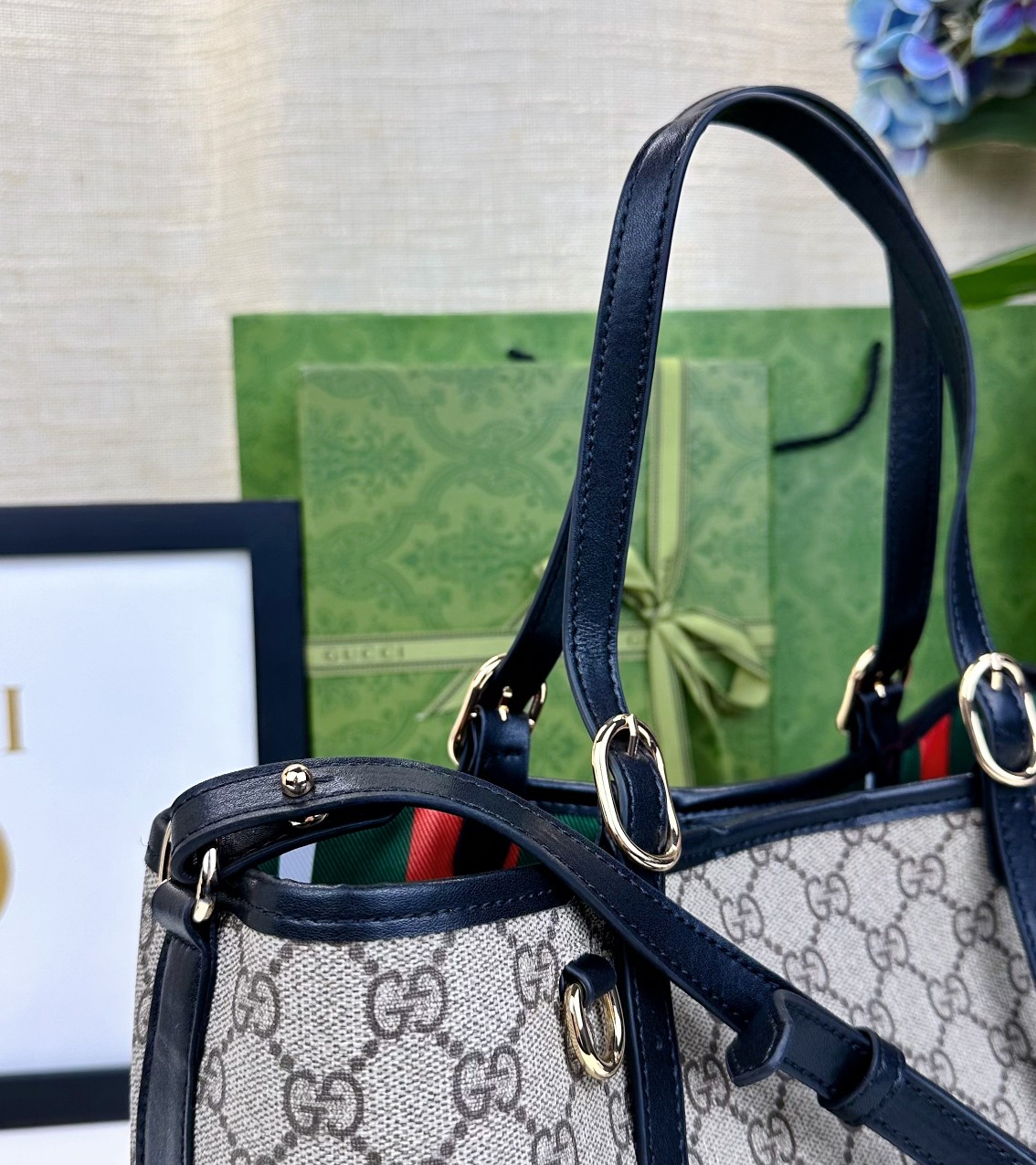 GG这款购物袋GG图案和条纹织带这两种品牌颇有辨识性的元素融合成经典搭配，Ophidia世界的演化之路从