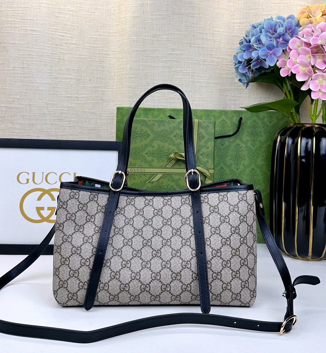 GG这款购物袋GG图案和条纹织带这两种品牌颇有辨识性的元素融合成经典搭配，Ophidia世界的演化之路从