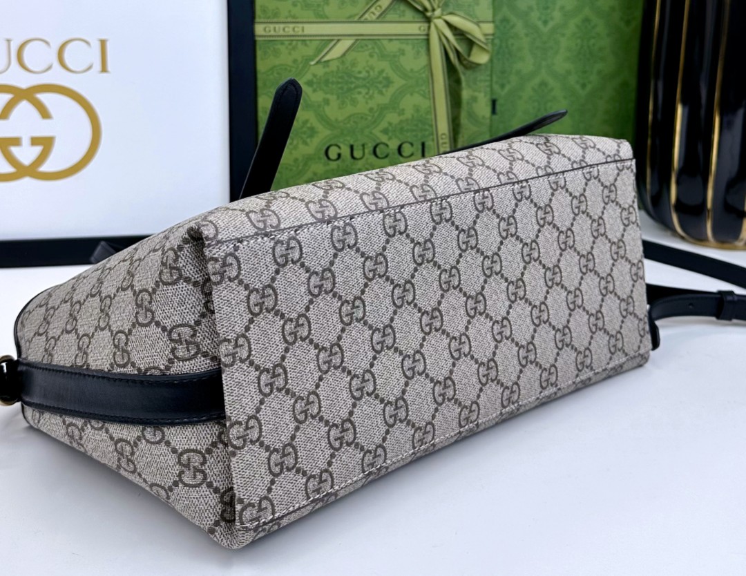 GG这款购物袋GG图案和条纹织带这两种品牌颇有辨识性的元素融合成经典搭配，Ophidia世界的演化之路从