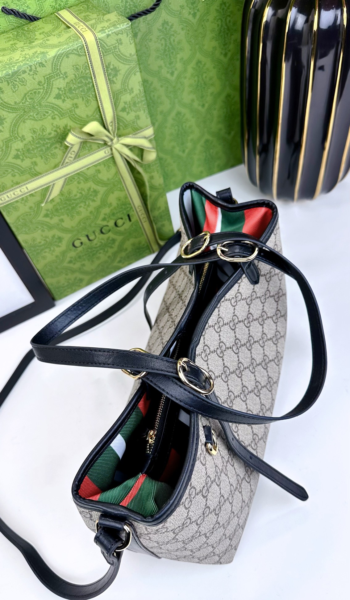 GG这款购物袋GG图案和条纹织带这两种品牌颇有辨识性的元素融合成经典搭配，Ophidia世界的演化之路从