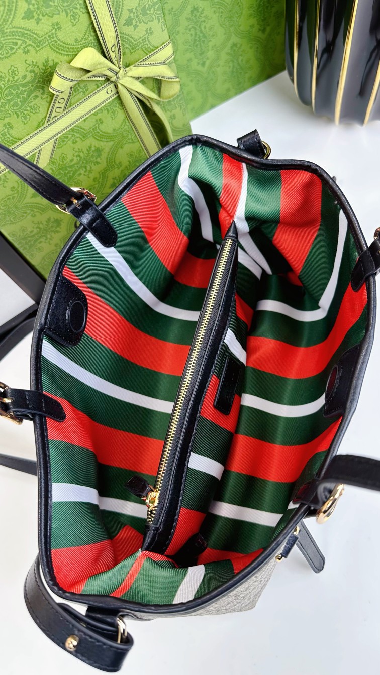GG这款购物袋GG图案和条纹织带这两种品牌颇有辨识性的元素融合成经典搭配，Ophidia世界的演化之路从
