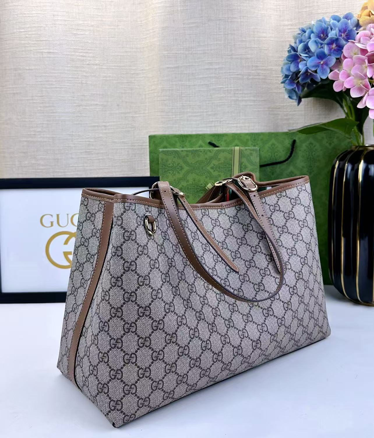  GG这款购物袋GG图案和条纹织带这两种品牌颇有辨识性的元素融合成经典搭配，Ophidia世界的演化之路