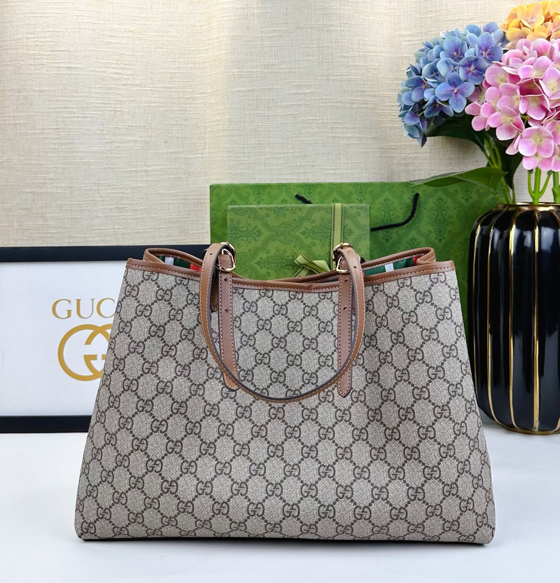  GG这款购物袋GG图案和条纹织带这两种品牌颇有辨识性的元素融合成经典搭配，Ophidia世界的演化之路