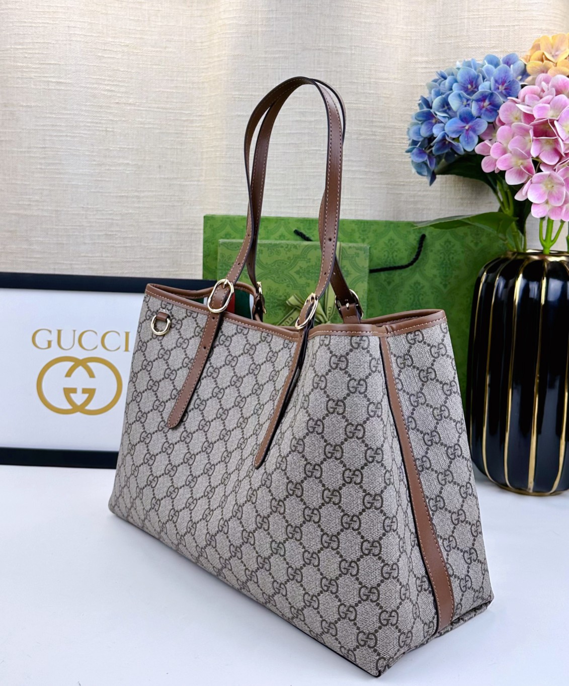  GG这款购物袋GG图案和条纹织带这两种品牌颇有辨识性的元素融合成经典搭配，Ophidia世界的演化之路