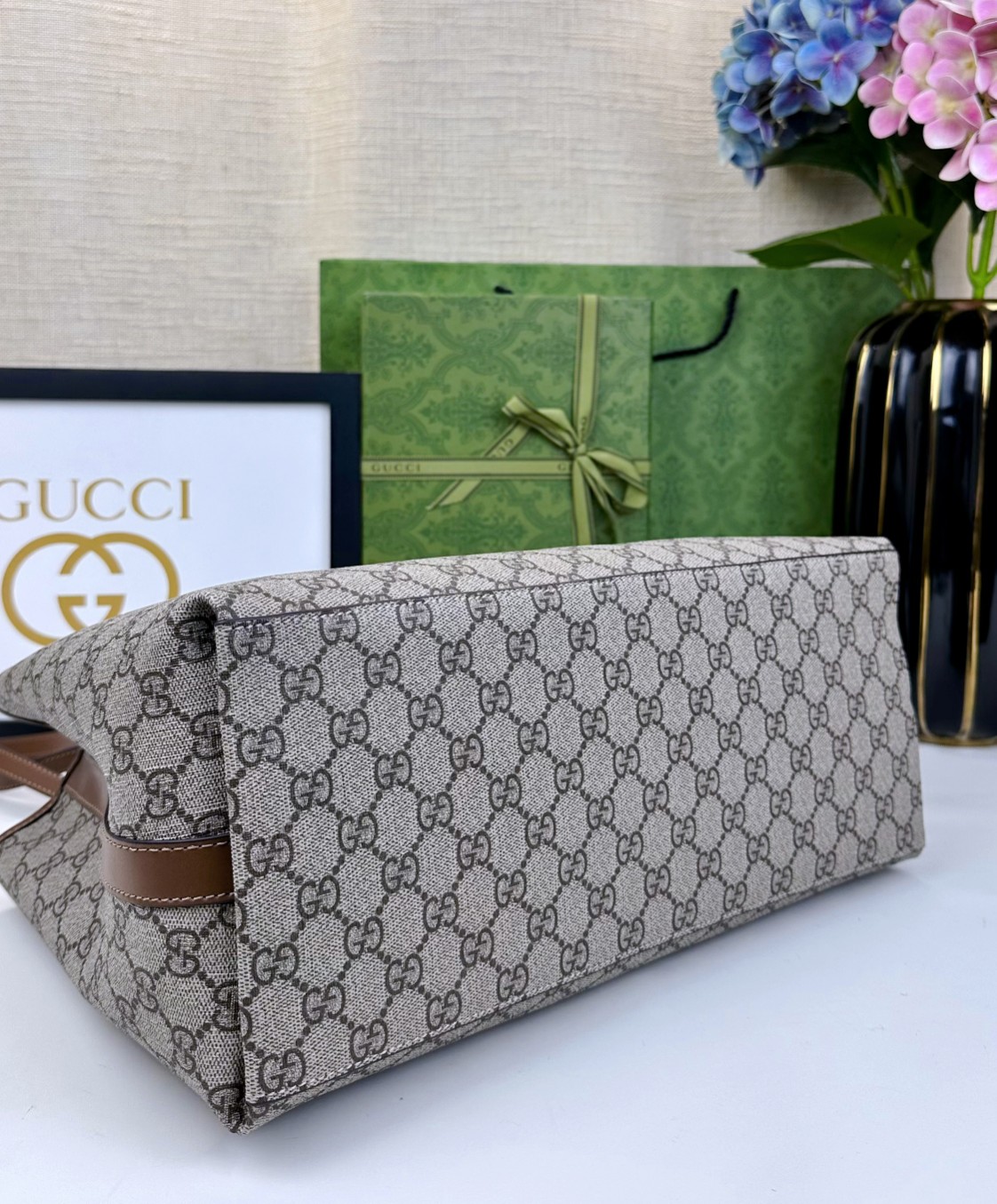  GG这款购物袋GG图案和条纹织带这两种品牌颇有辨识性的元素融合成经典搭配，Ophidia世界的演化之路