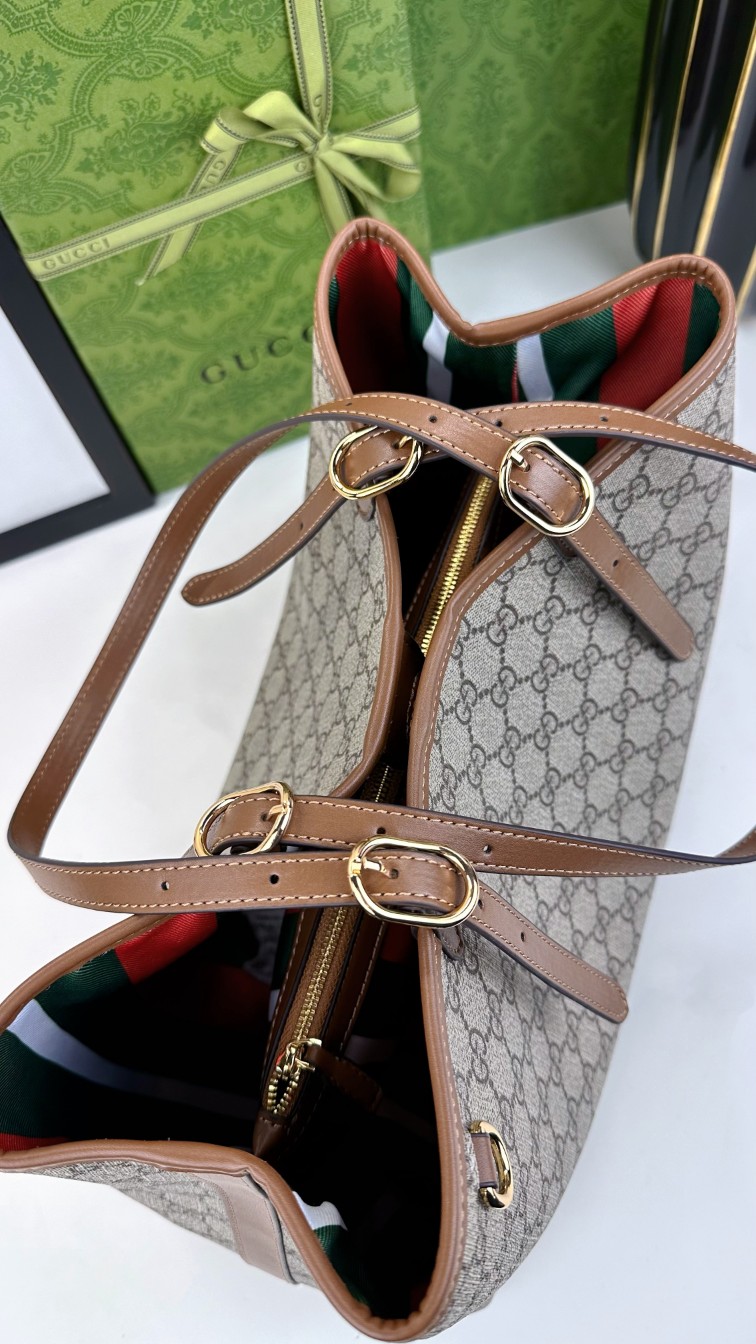  GG这款购物袋GG图案和条纹织带这两种品牌颇有辨识性的元素融合成经典搭配，Ophidia世界的演化之路