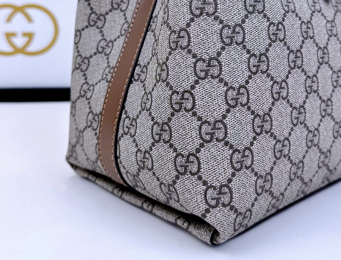  GG这款购物袋GG图案和条纹织带这两种品牌颇有辨识性的元素融合成经典搭配，Ophidia世界的演化之路