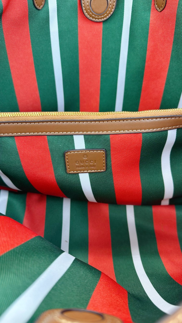  GG这款购物袋GG图案和条纹织带这两种品牌颇有辨识性的元素融合成经典搭配，Ophidia世界的演化之路