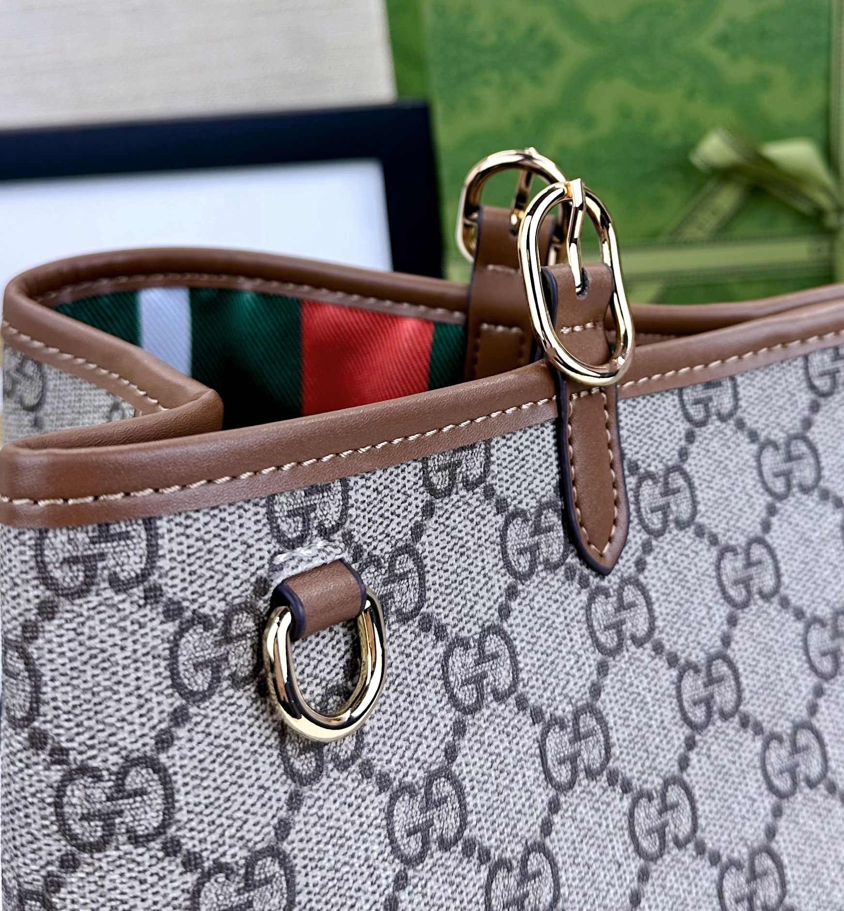  GG这款购物袋GG图案和条纹织带这两种品牌颇有辨识性的元素融合成经典搭配，Ophidia世界的演化之路