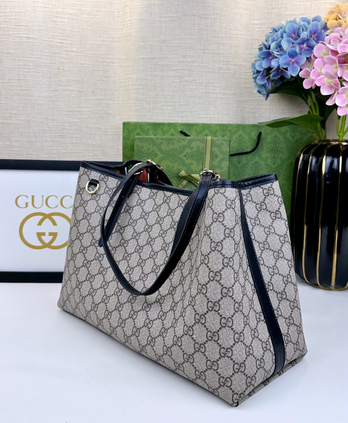  GG这款购物袋GG图案和条纹织带这两种品牌颇有辨识性的元素融合成经典搭配，Ophidia世界的演化之路