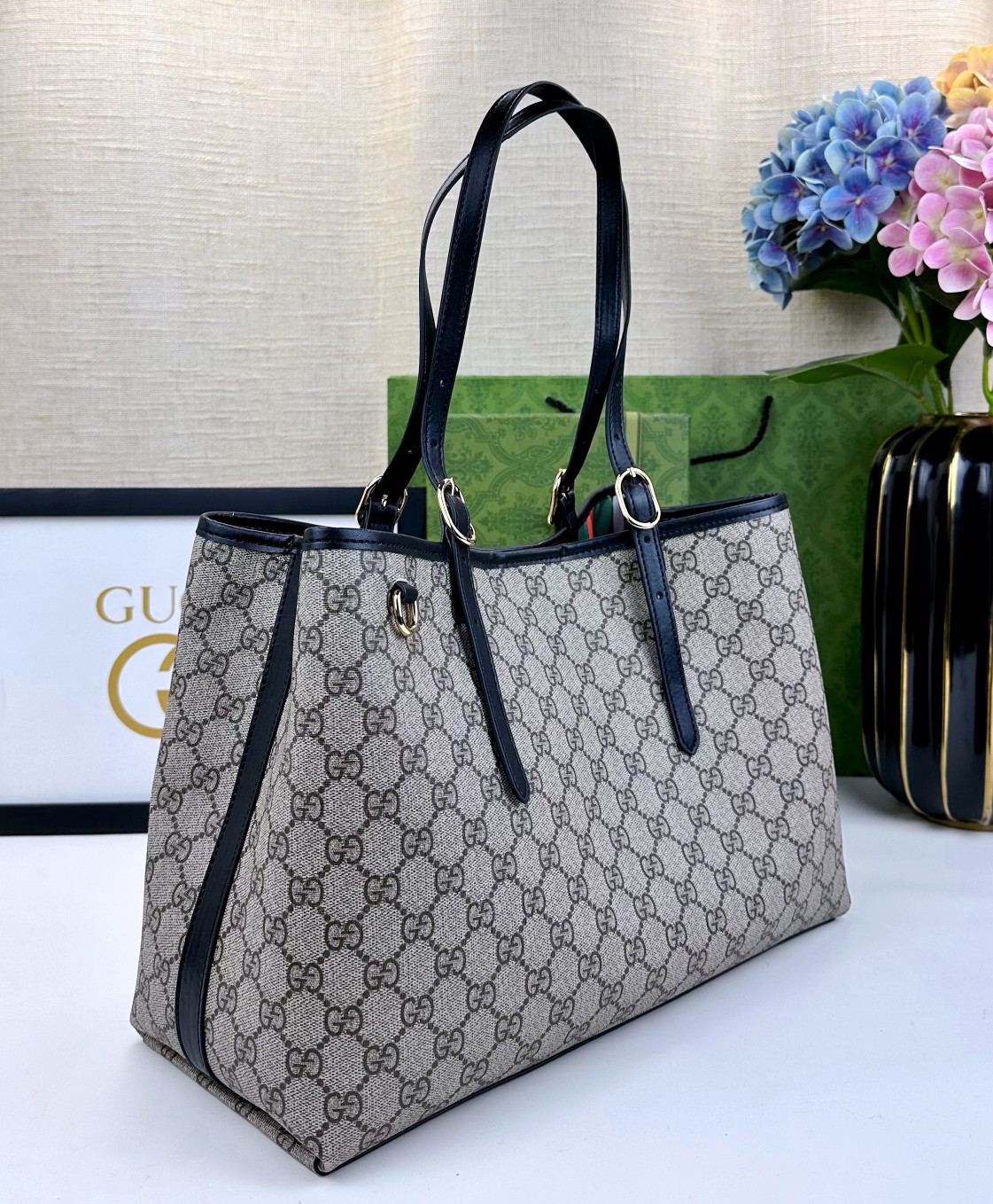  GG这款购物袋GG图案和条纹织带这两种品牌颇有辨识性的元素融合成经典搭配，Ophidia世界的演化之路