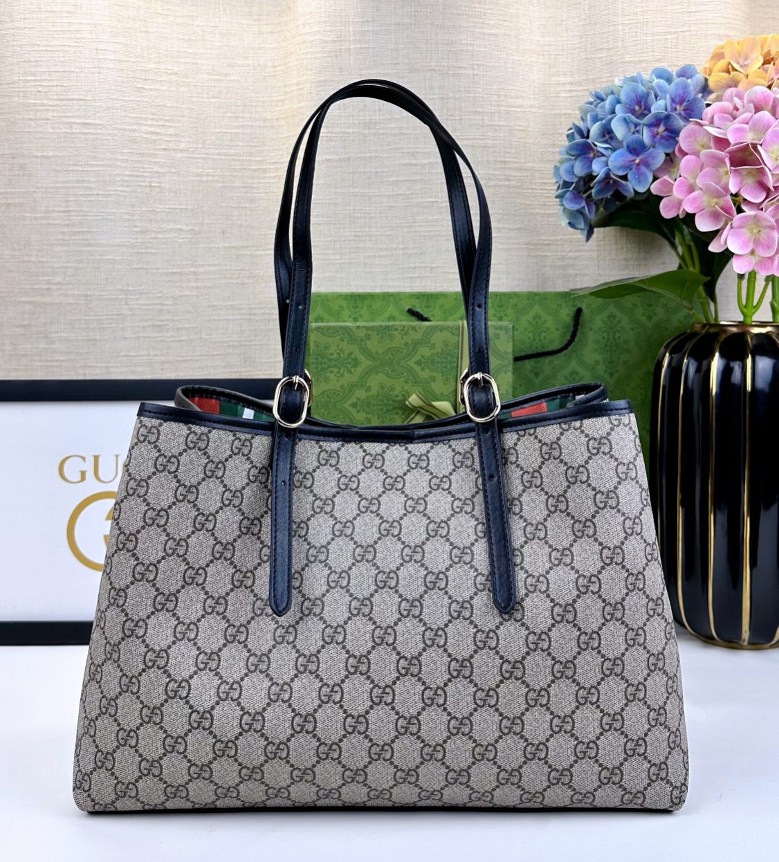  GG这款购物袋GG图案和条纹织带这两种品牌颇有辨识性的元素融合成经典搭配，Ophidia世界的演化之路