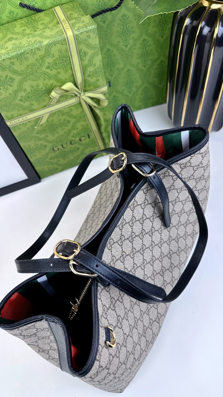  GG这款购物袋GG图案和条纹织带这两种品牌颇有辨识性的元素融合成经典搭配，Ophidia世界的演化之路