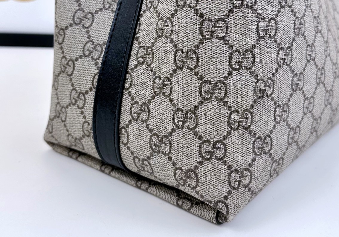  GG这款购物袋GG图案和条纹织带这两种品牌颇有辨识性的元素融合成经典搭配，Ophidia世界的演化之路