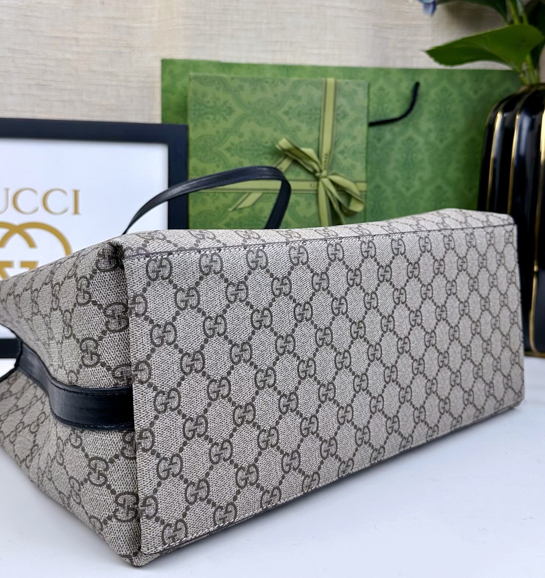  GG这款购物袋GG图案和条纹织带这两种品牌颇有辨识性的元素融合成经典搭配，Ophidia世界的演化之路