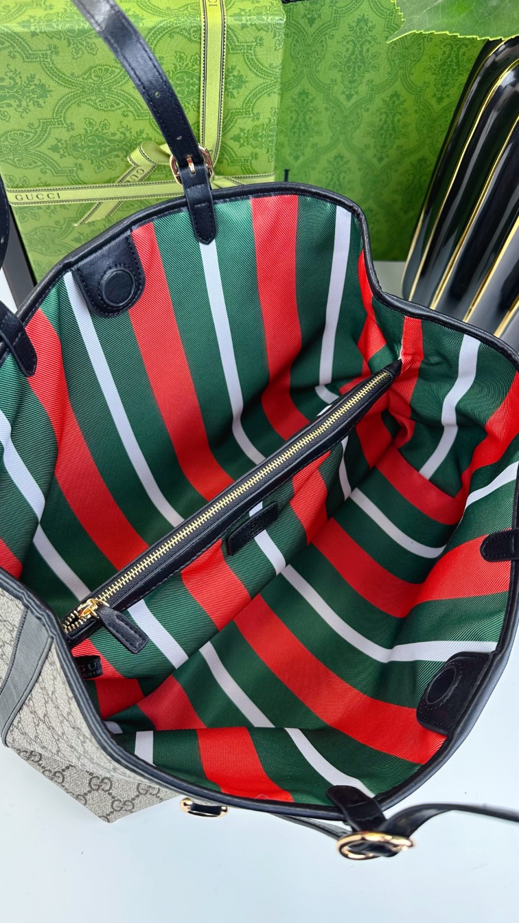  GG这款购物袋GG图案和条纹织带这两种品牌颇有辨识性的元素融合成经典搭配，Ophidia世界的演化之路