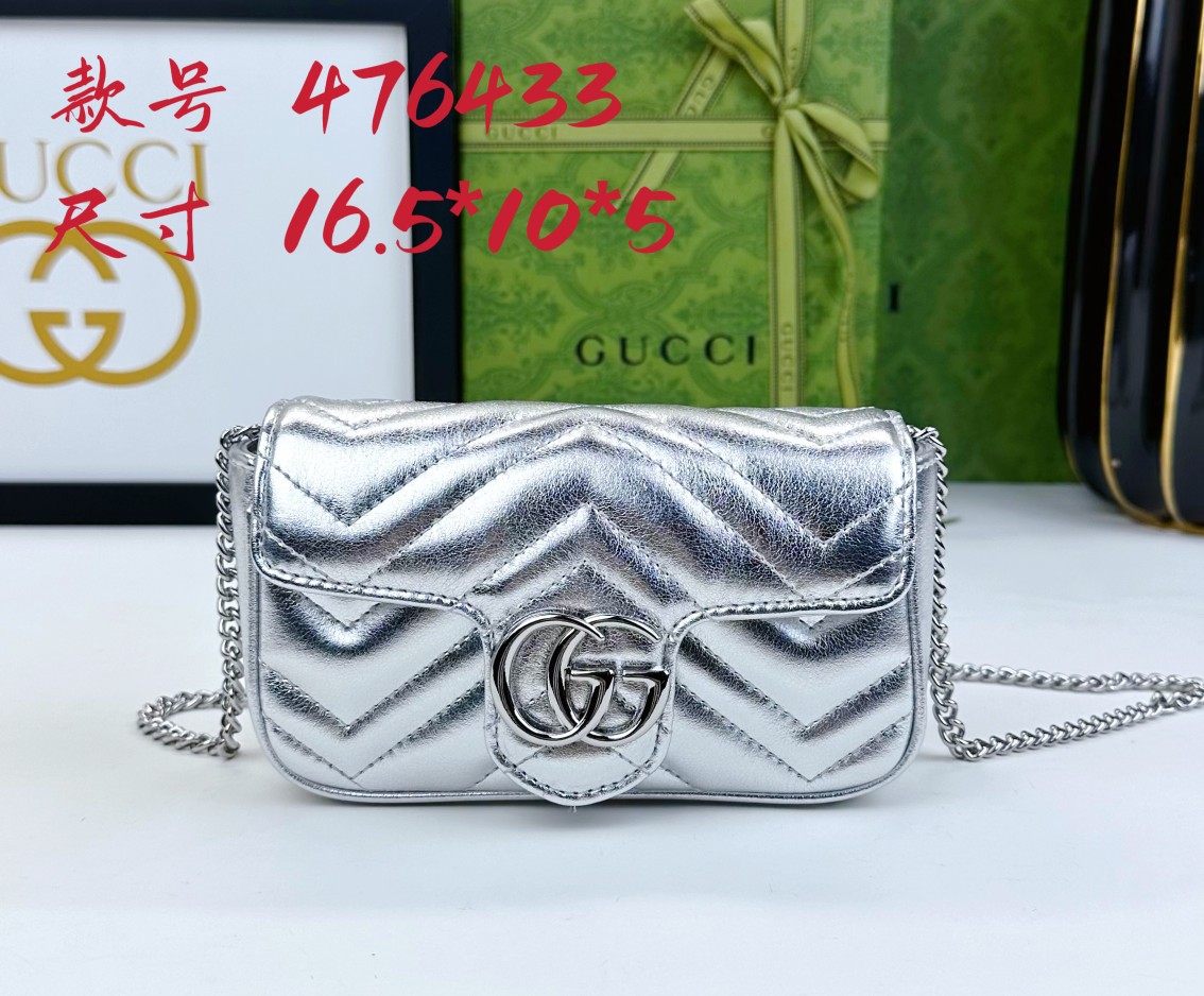   mini G家爆款，专柜品质，实物实拍。小可爱迷你链条包，采用颇具结构化的柔软造型，绗缝人形花纹真皮