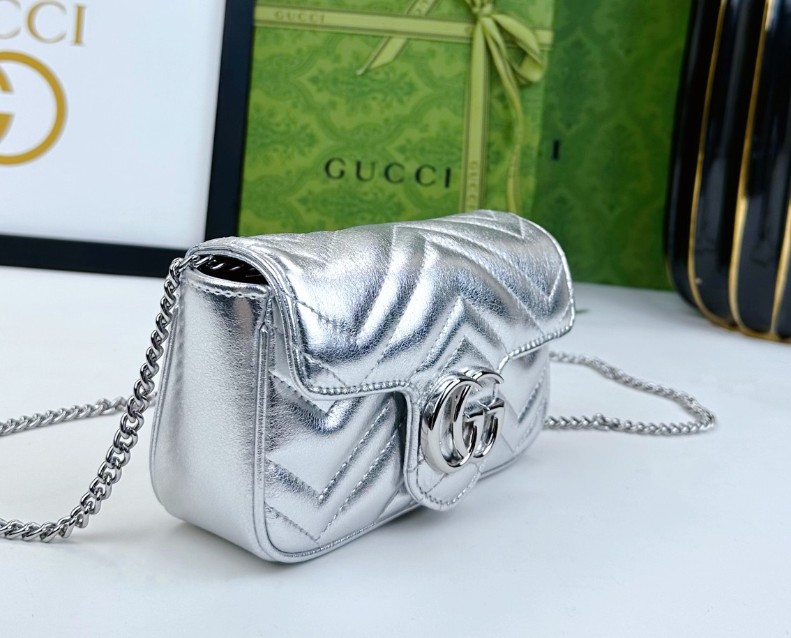   mini G家爆款，专柜品质，实物实拍。小可爱迷你链条包，采用颇具结构化的柔软造型，绗缝人形花纹真皮