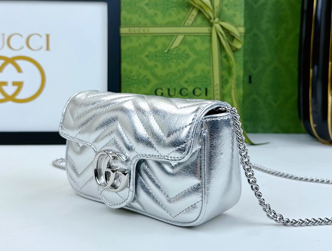   mini G家爆款，专柜品质，实物实拍。小可爱迷你链条包，采用颇具结构化的柔软造型，绗缝人形花纹真皮