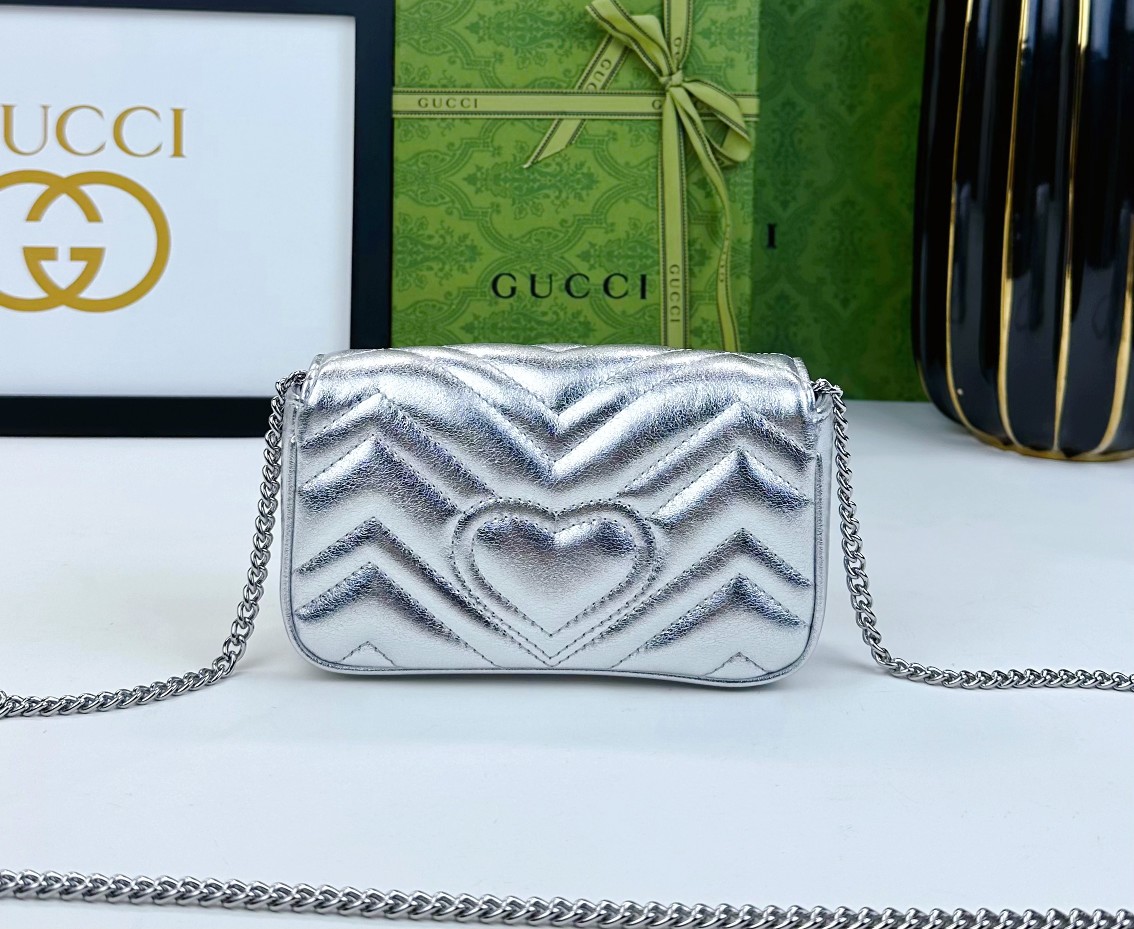   mini G家爆款，专柜品质，实物实拍。小可爱迷你链条包，采用颇具结构化的柔软造型，绗缝人形花纹真皮