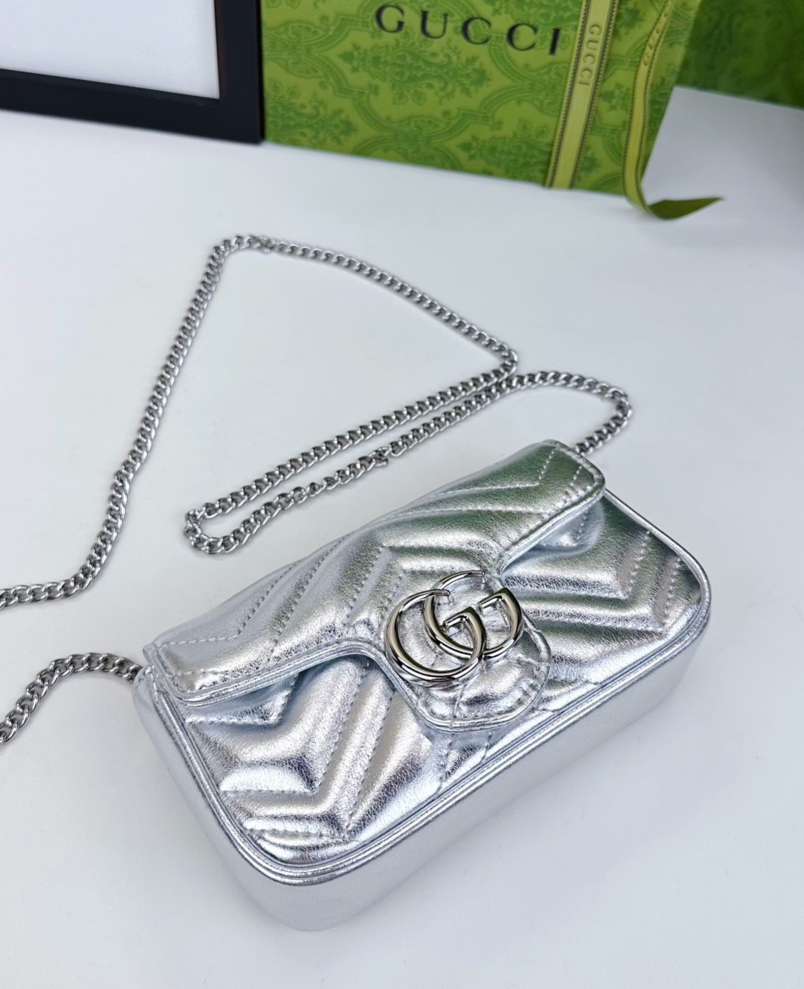   mini G家爆款，专柜品质，实物实拍。小可爱迷你链条包，采用颇具结构化的柔软造型，绗缝人形花纹真皮