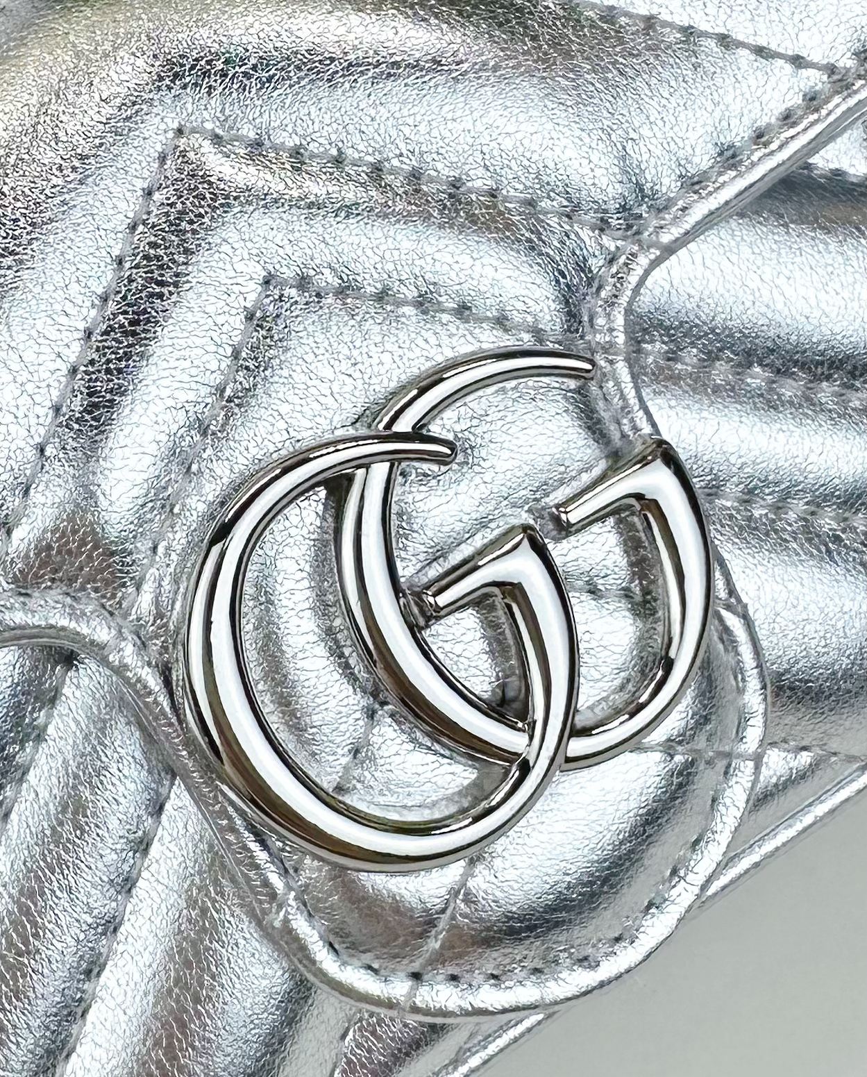   mini G家爆款，专柜品质，实物实拍。小可爱迷你链条包，采用颇具结构化的柔软造型，绗缝人形花纹真皮