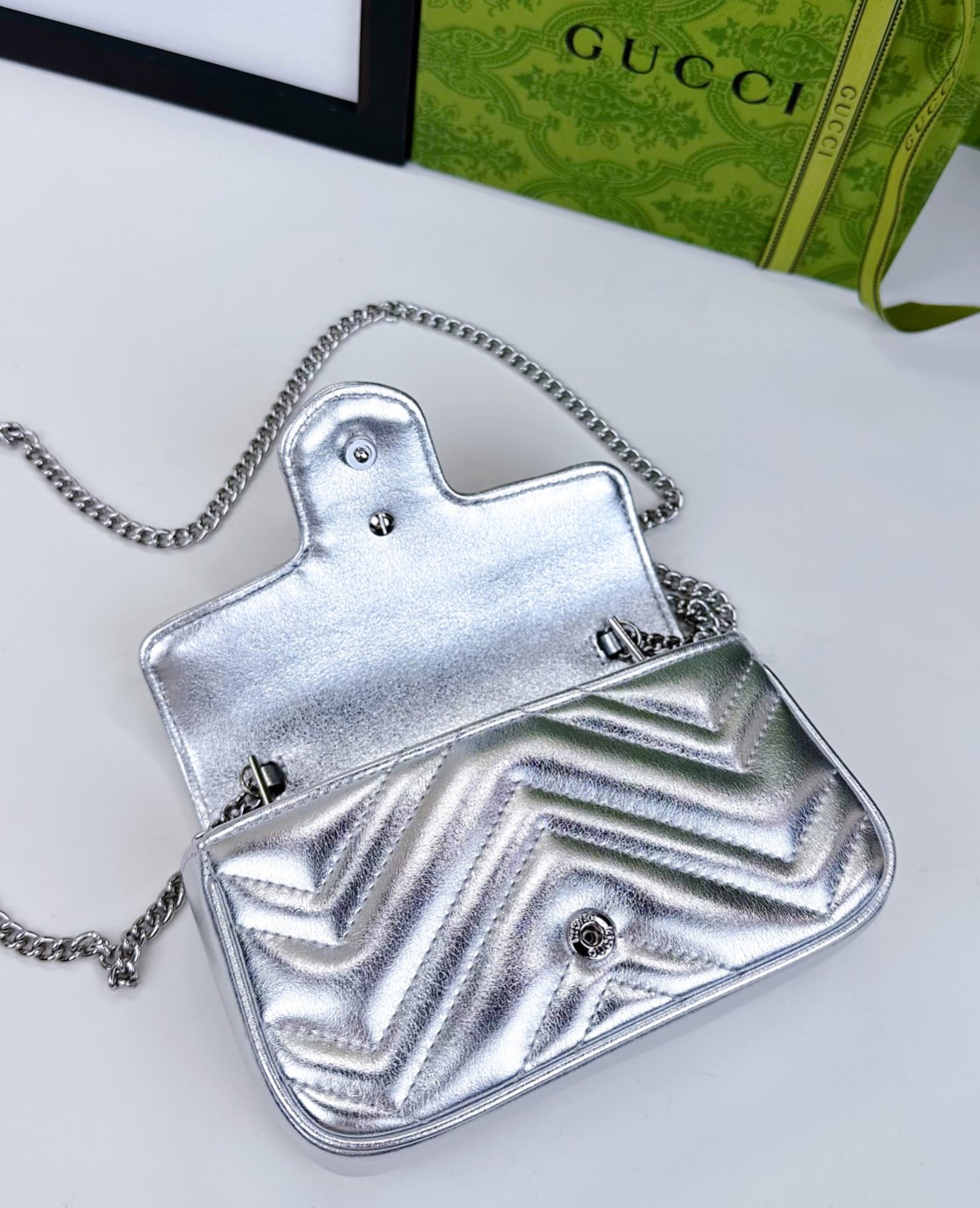   mini G家爆款，专柜品质，实物实拍。小可爱迷你链条包，采用颇具结构化的柔软造型，绗缝人形花纹真皮