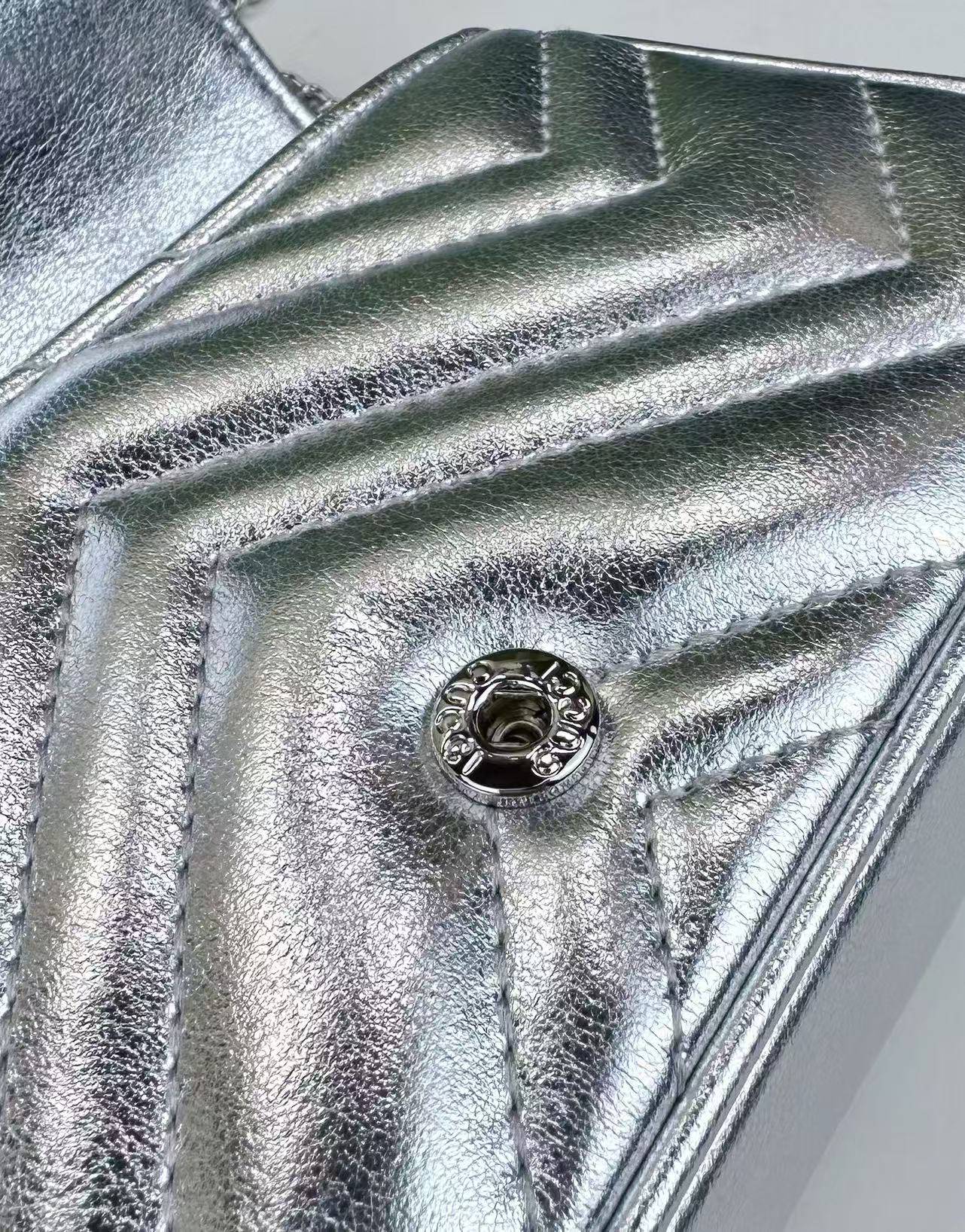   mini G家爆款，专柜品质，实物实拍。小可爱迷你链条包，采用颇具结构化的柔软造型，绗缝人形花纹真皮