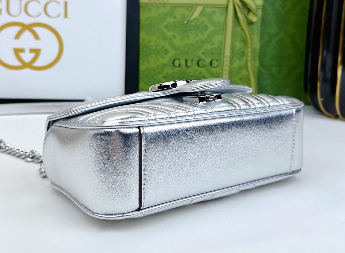   小号 头层牛皮 令人欲罢不能的Gucci美包你收了吗？GG Marmont系列，优雅精巧的设计可是俘