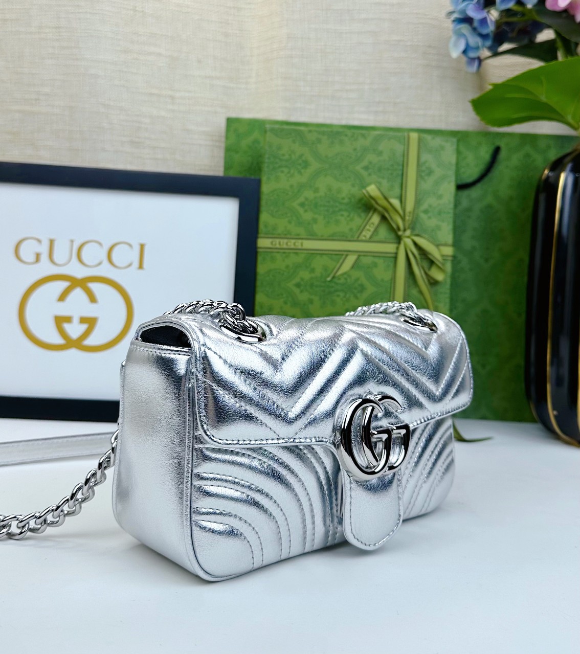   小号 头层牛皮 令人欲罢不能的Gucci美包你收了吗？GG Marmont系列，优雅精巧的设计可是俘