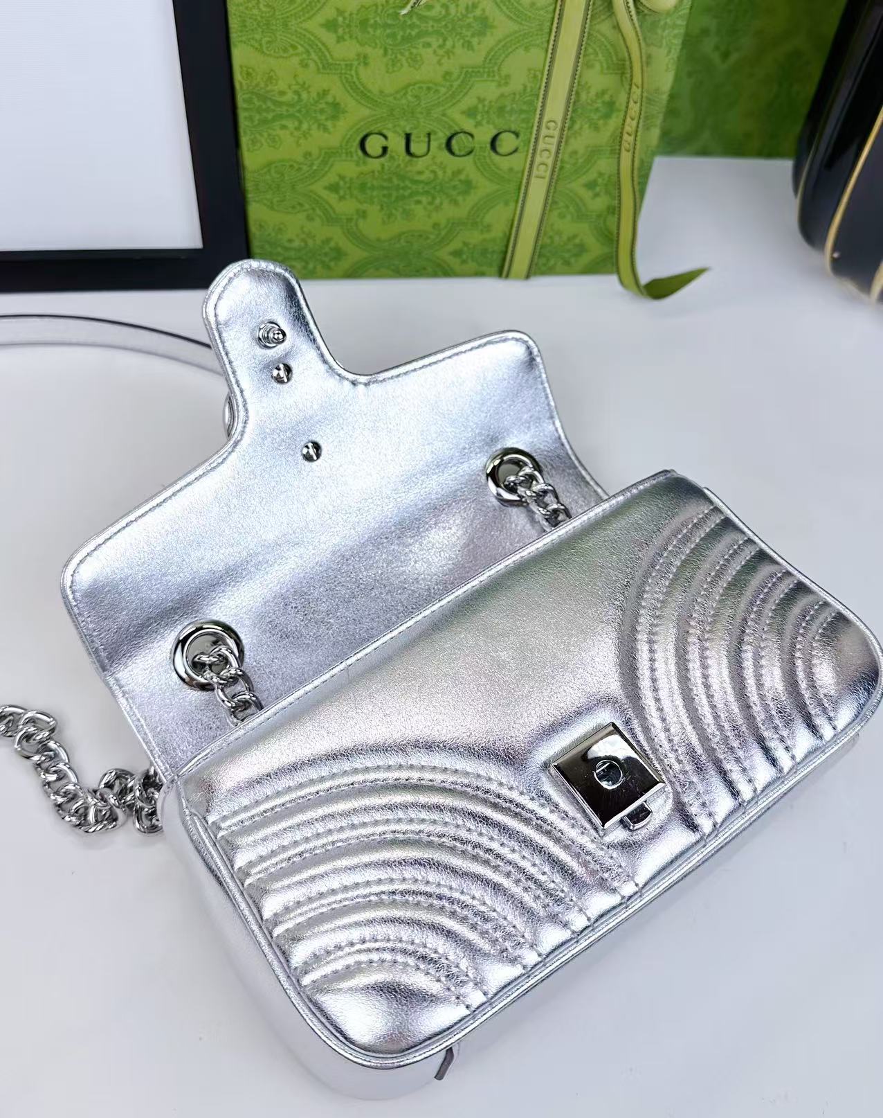   小号 头层牛皮 令人欲罢不能的Gucci美包你收了吗？GG Marmont系列，优雅精巧的设计可是俘