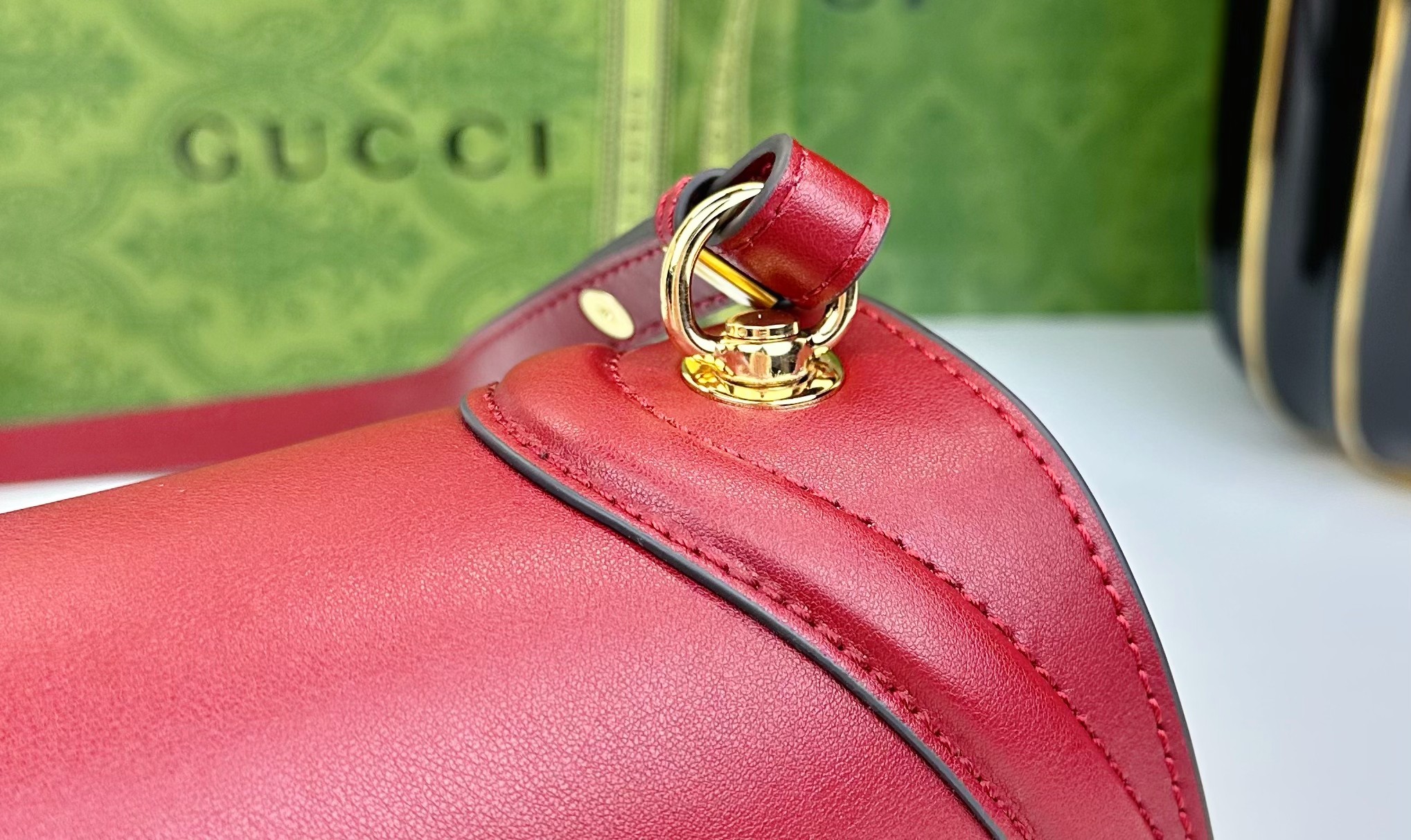 Gucci Blondie 迷你肩背包 - 光面皮革・調整可能なショルダーストラップ