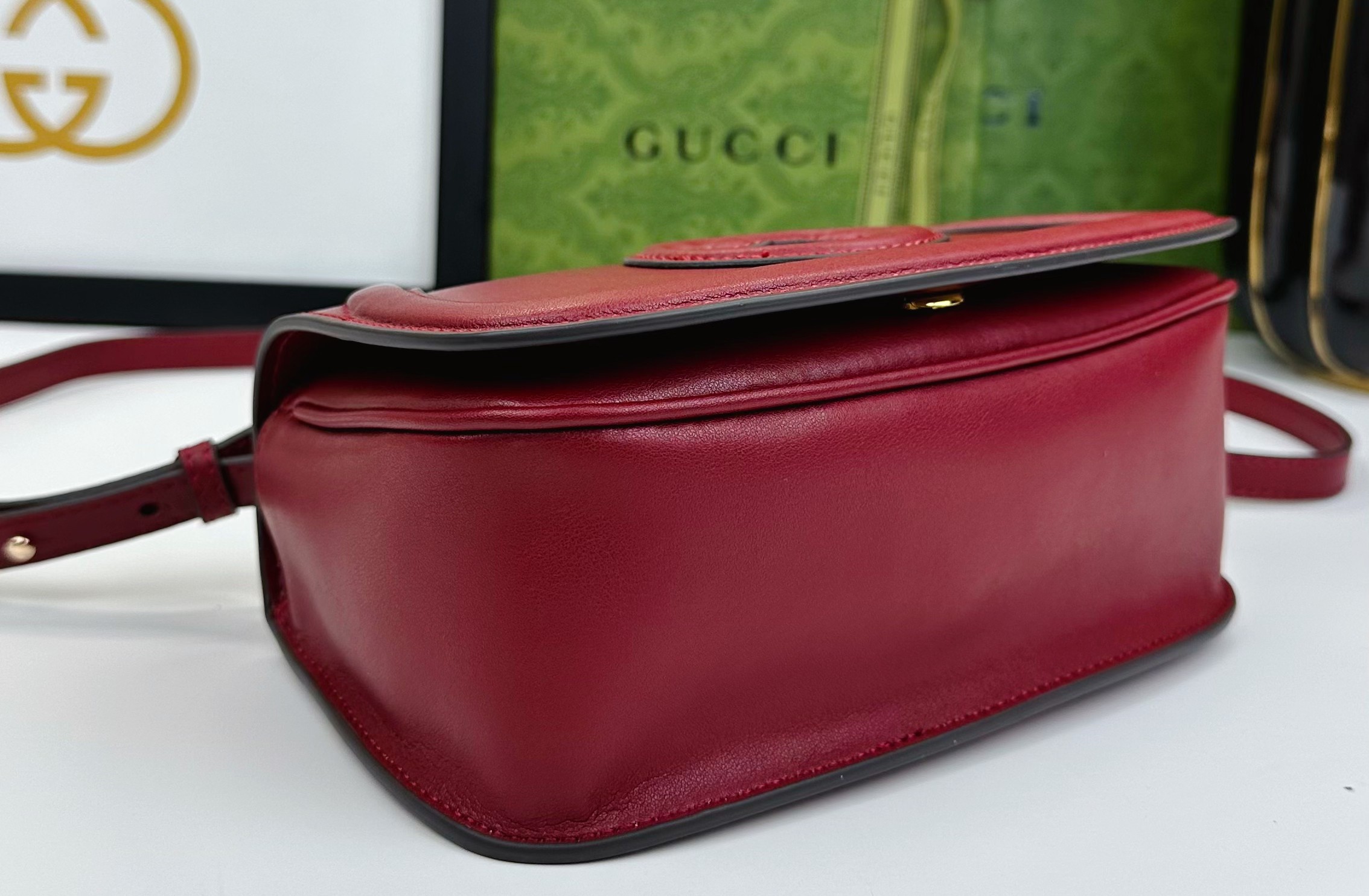 Gucci Blondie 迷你肩背包 - 光面皮革・調整可能なショルダーストラップ