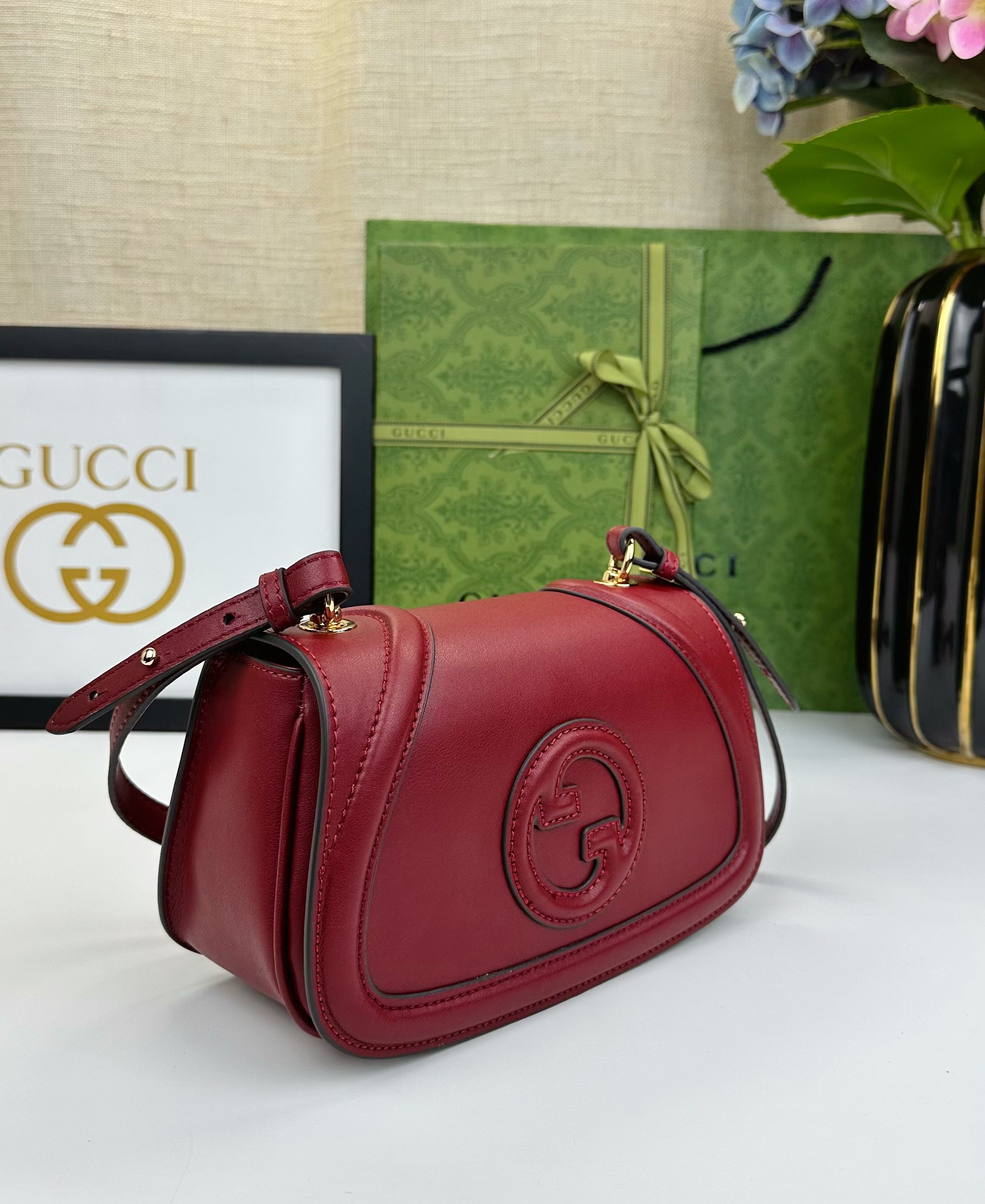 Gucci Blondie 迷你肩背包 - 光面皮革・調整可能なショルダーストラップ