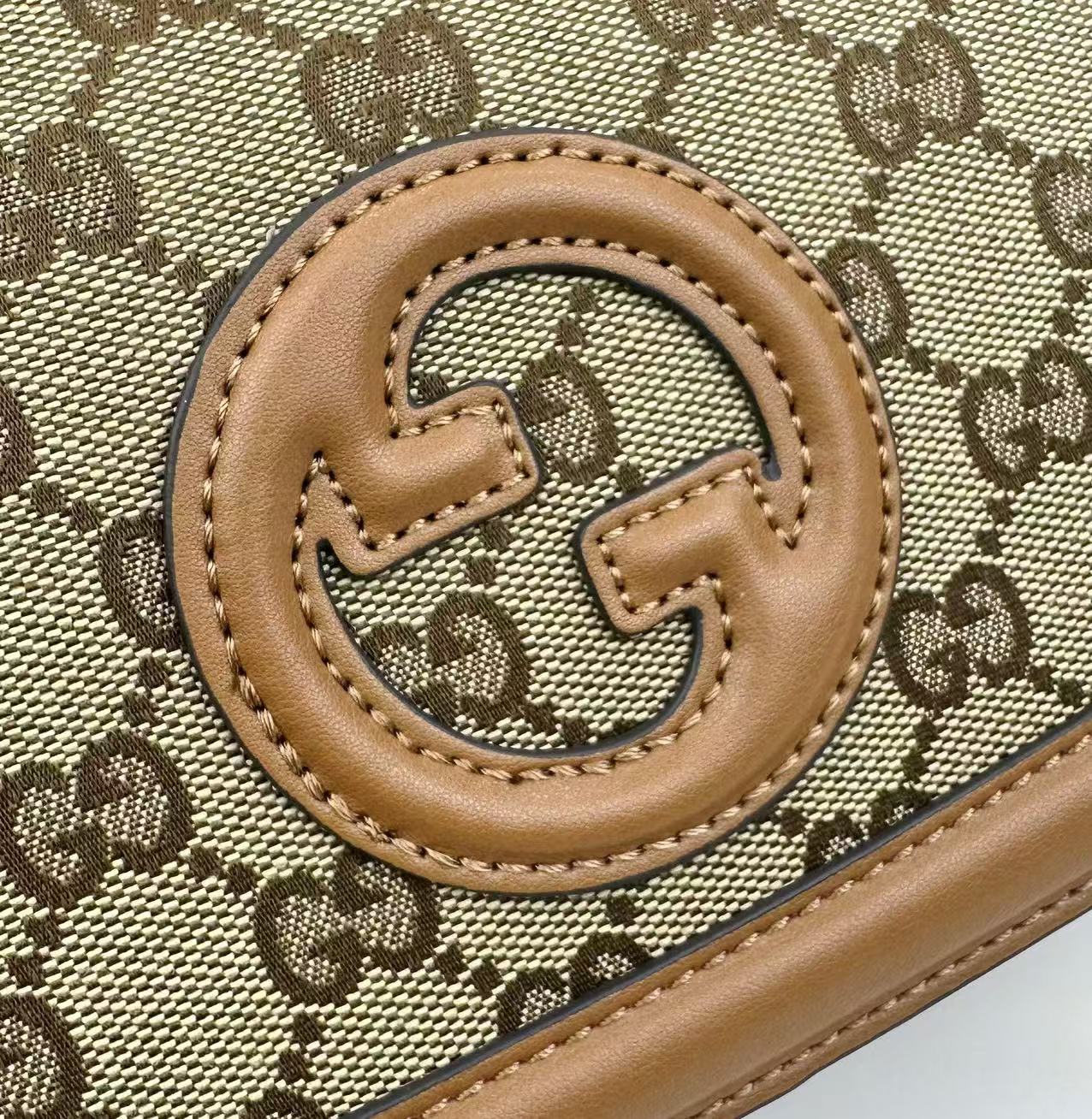 Gucci Blondie ミニ肩背包 - クラシックデザインと現代的スタイルの融合